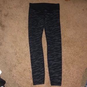 Black and gray camo under armour leggings